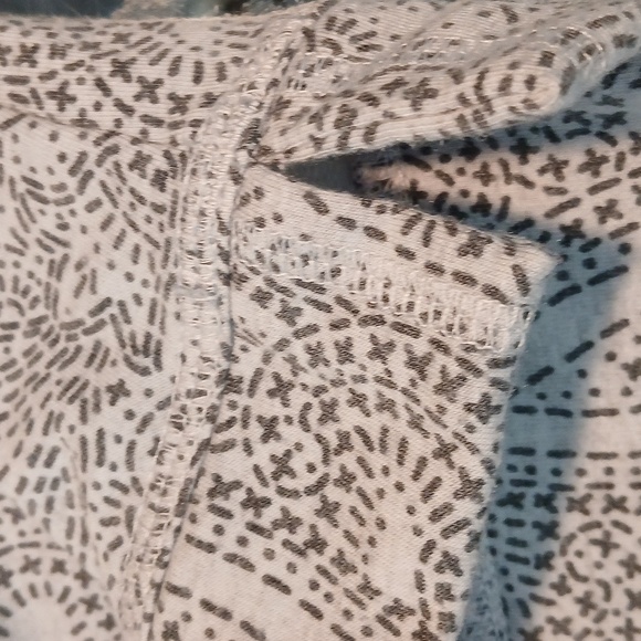 Classic gray graphic design tee with 3/4 sleeves NWOT 🕸 - Picture 9 of 9